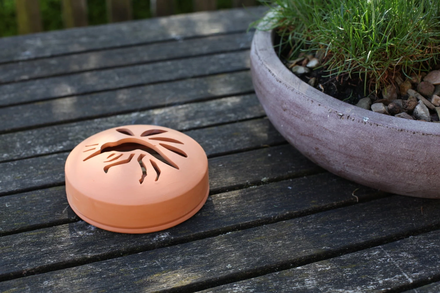 ESSCHERT DESIGN Spirale Di Citronella In Contenitore Di Terracotta 1 ESSCHERT DESIGN Spirale Di Citronella In Contenitore Di Terracotta